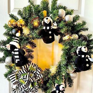 WREATH NWT BLACK, SILVER & WHITE 24” BEAR PRE-LIT WREATH